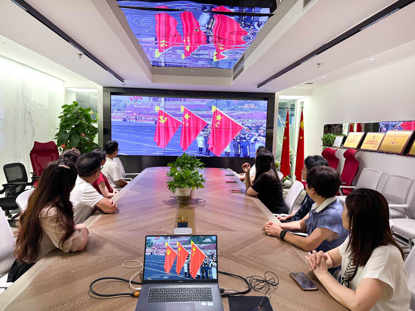 华体会(中国)装饰党支部组织党员观看九三阅兵仪式